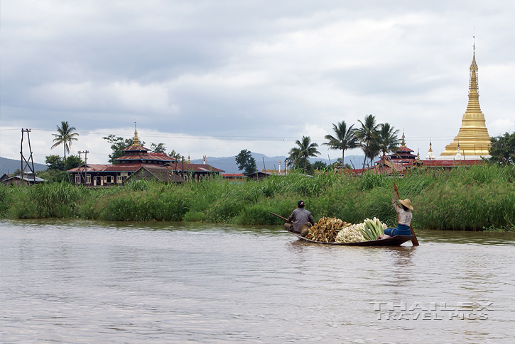 Grocery Paddle Boat, Inle Lake (Myanmar)