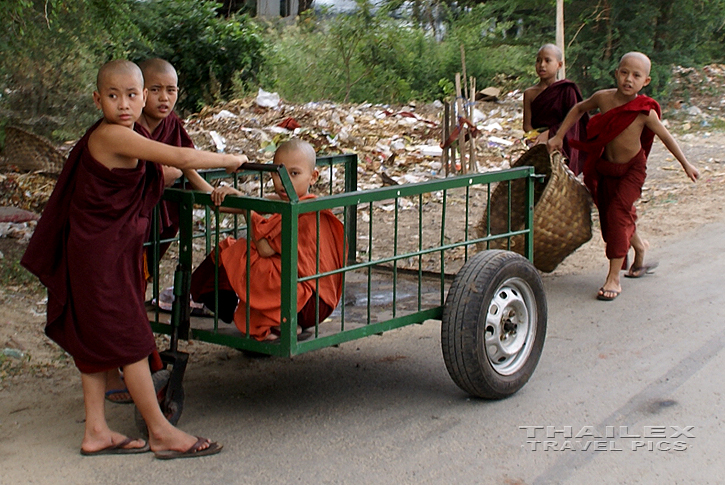 Novice Pushcart, Amarapura (Myanmar)