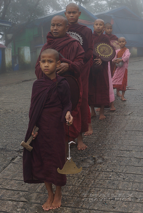 Alms Round, Kyaihtiyo (Myanmar)